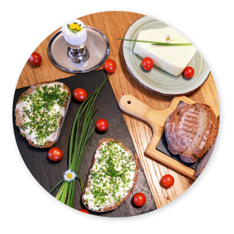 Sauerteigbrot mit Bio-Butter, Schnittlauch und weichem Ei