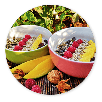 Porridge mit Himbeeren, Cranberries und Mangos
