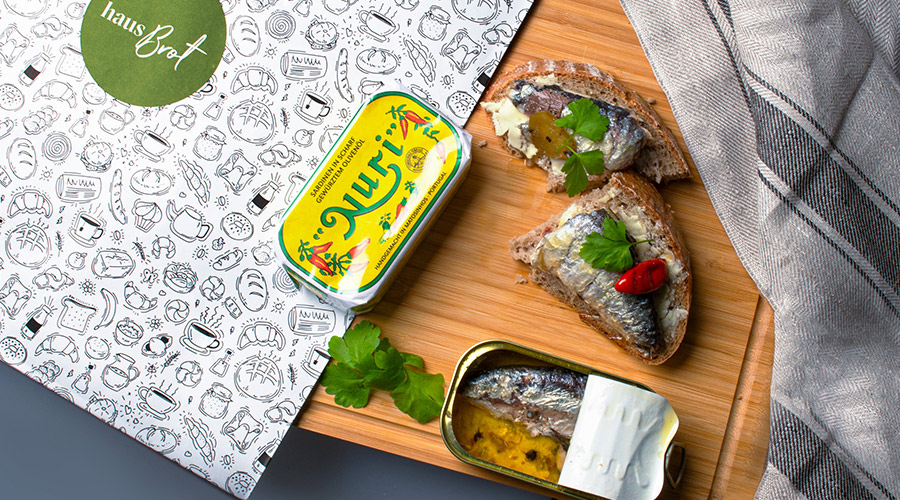 Sauerteigbrot mit Bio-Butter, Schnittlauch und weichem Ei