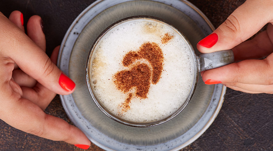 Herz aus Kakao auf Kaffee oder Müsli